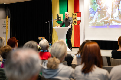 Ein Abend voller Fülle mit Arnold Mettnitzer